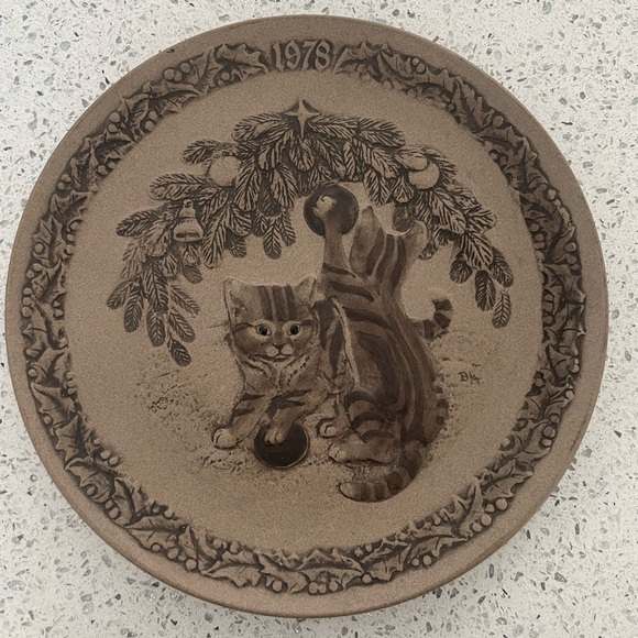 Like New “Santa's Helpers" Collector's Plate - Picture 2 of 4